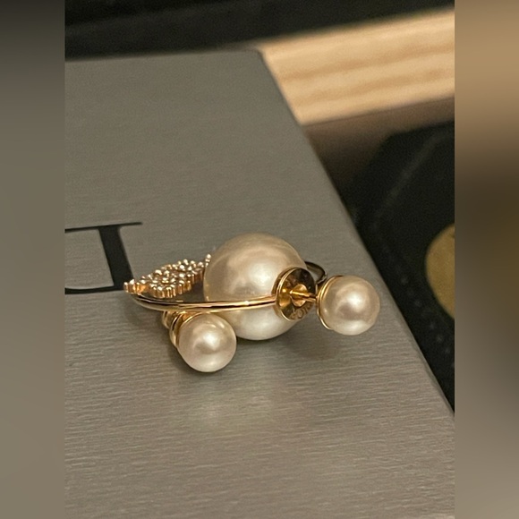 C💕D💕 Pearl Earrings - Picture 6 of 16